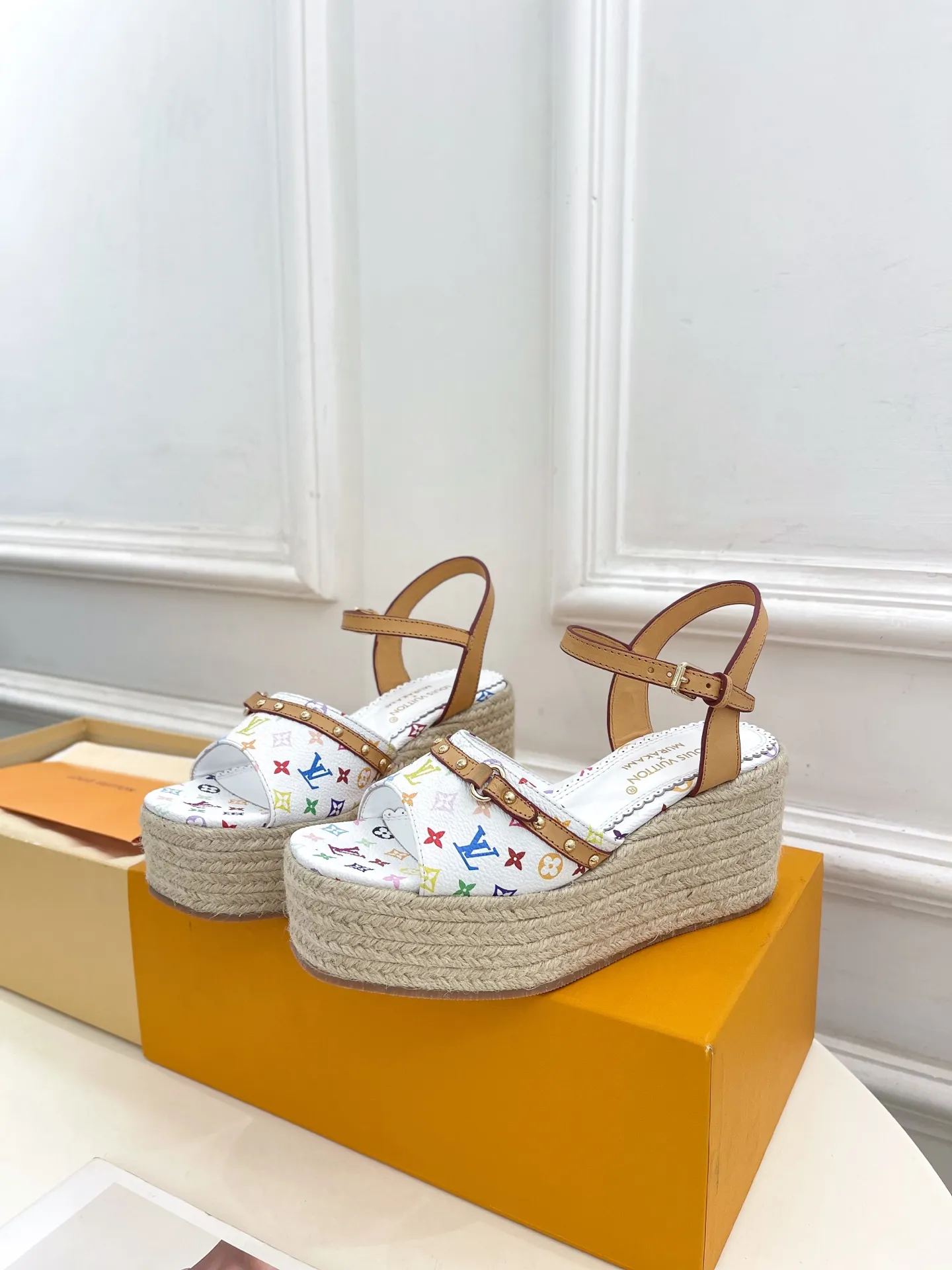 👟👟Ex-factory price 620👟👟 | Louis Vuitton 25𝐬𝐬 🧡💚2025 spring and summer new model top version‼ ️The original version is the same. The counter features the latest LV Full of high-end feel! A popular model among bloggers at home and abroad, it’s retro and fashionable and looks amazing on your feet! Mainly recommended model on the official website★ ━━━━━ ЅᏇєєt ━━━━━ ▪️Upper: Original customized cowhide print ▪️Lining: imported sheepskin lining ▪️Outsole: original molded outsole ▪️Heel height: 8cm, water platform 4.5cm ▪️Shoe size: 35-39 (customized for 40, 41)